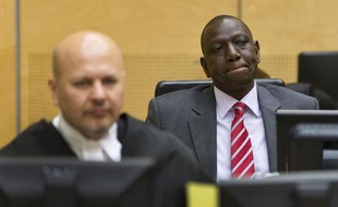 Un sommet extraordinaire de l'Union africaine qui doit examiner une résolution demandant l'ajournement des procédures ouvertes par la Cour pénale internationale contre des dirigeants en exercice, s'est ouvert samedi à Addis Abeba.