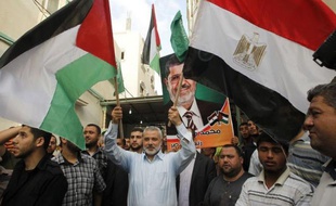 Le Hamas palestinien, au pouvoir à Gaza, a fêté dimanche dans la liesse et au son de rafales d'armes automatiques la victoire "historique" du candidat islamiste en Egypte, Mohamed Morsi, escomptant trouver en lui un allié de poids contre Israël.