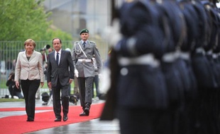 Après la pluie parisienne juste après son intronisation mardi matin, le crachin berlinois attendais François Hollande dans la soirée à Berlin où la chancelière Angela Merkel l'a accueilli solennellement pour son premier déplacement à l'étranger.