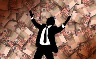 Une silhouette se détache sur un fond de billets.