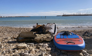 Paddle Cleaner est une association qui nettoie la Méditerranée sur le littoral azuréen de ses déchets en stand up paddle depuis novembre 2015