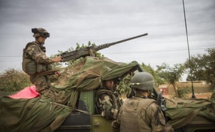 Soldats français et maliens ont repris vendredi une localité sur la route de Gao, bastion des islamistes dans le nord-est du Mali, mais ceux-ci ont riposté en dynamitant un pont stratégique près de la frontière nigérienne d'où pourraient venir des forces de la coalition africaine.