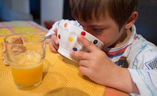 Illustration d'un enfant qui prend son petit déjeuner