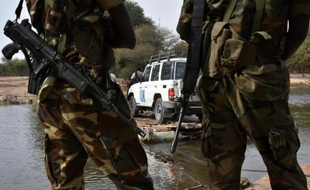 Des soldats tchadiens près du camp de réfugiés de N'Gouboua au Tchad le 27 janvier 2015