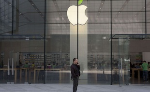 Un homme devant le magasin Apple de Pékin (Chine)