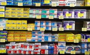 Paris le 31 janvier 2011. Illustration de médicaments contre le mal de tête, la grippe, la fièvre, dans une pharmacie.