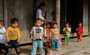 Près d'un tiers des enfants vietnamiens de moins de cinq ans souffre de malnutrition et de retards de croissance tandis que les zones urbaines connaissent une forte augmentation du taux d'obésité infantile, a indiqué jeudi le ministère de la Santé.