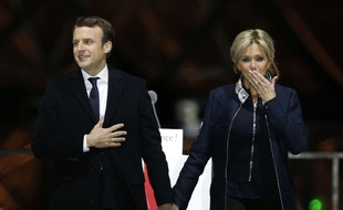 Emmanuel et Brigitte Macron célèbrent la victoire à l'esplanade du Louvre, dimanche 7 mai 2017.