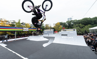 Les acrobates du BMX Freestyle se retrouvent souvent la tête à l'envers.