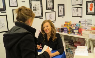 Valérie Trierweiler, durant sa séance de dédicace à la librairie Mollat de Bordeaux