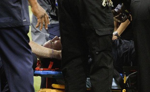 Gary Kubiak, coach de Houston, pris en charge par les secours après un malaise à la mi-temps d'un match de NFL contre Indiannapolis.