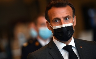 Emmanuel Macron, le 6 mai 2021, au centre de vaccination anti-Covid-19 de Versailles.