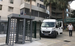 Un tourniquet à contrôle d'accès à l'entrée du collège Alphonse-Daudet, à Nice