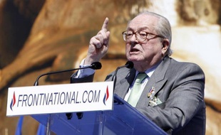 Le président d'honneur du FN, Jean-Marie Le Pen, a qualifié mercredi à Lyon François Hollande de "jean-foutre" pour n'avoir pas reçu sa fille Marine Le Pen à l'Elysée à l'instar des autres dirigeants des principaux partis politiques, avant le G20.