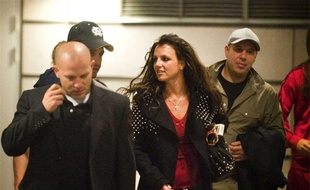La chanteuse américaine Britney Spears, entourée de ses gardes du corps, à Stockholm, en Suède, le 9 juillet 2009.
