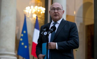 Le ministre des Finances Michel Sapin s'adresse à la presse à la fin d'une réunion sur le financement du terrorisme à Paris, le 3 décembre 2015