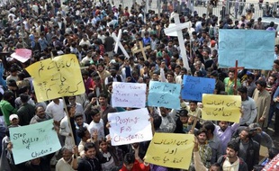 Manifestation de chrétiens à Lahore le 16 mars 2015 au lendemain d'un double attentat-suicide des talibans contre deux églises