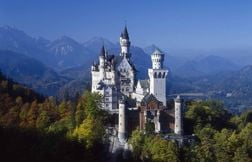 En images, les châteaux les plus dingos à voir à travers le monde