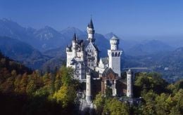 En images, les châteaux les plus dingos à voir à travers le monde