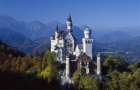 En images, les châteaux les plus dingos à voir à travers le monde