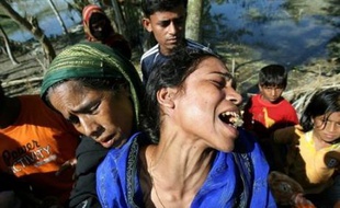 Les autorités bangladaises s'évertuaient lundi à acheminer vivres et médicaments aux millions de sinistrés du sud du Bangladesh dévasté jeudi par le cyclone Sidr qui a fait entre 5.000 et 10.000 morts selon le Croissant-Rouge.