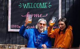 Déconfinement au Royaume-Uni: Les Anglais trinquent à nouveau à la terrasse des pubs