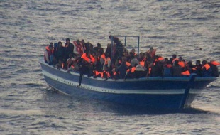 Photo d'archives de la marine italienne montrant une opération de sauvetage de migrants, près de l'île italienne de Lampedusa le 17 mars 2014