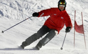 Un mois après son grave accident de ski à Méribel (Savoie), le septuple champion de Formule 1 Michael Schumacher était toujours en soins intensifs mardi à l'hôpital de Grenoble, les informations sur son état filtrant avec parcimonie.