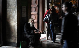 Grand-père Dobri mendie auprès des fidèles devant la cathédrale Alexandre Nevski de Sofia, le 20 avril 2014