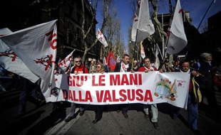 Des milliers de membres du syndicat de métallos Fiom-CGIL manifestaient vendredi à Rome dans le cadre d'une journée de grève pour défendre les règles en matière de licenciement que le gouvernement pourrait modifier et pour protester contre le groupe automobile Fiat.