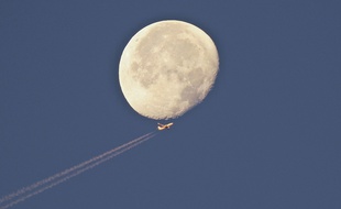 Un avion devant la pleine lune, le 28 septembre 2018 à Paris (image d'illustration).