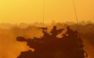 Des combats très violents se déroulaient lundi soir dans la ville de Gaza entre l'armée israélienne et des combattants du Hamas, pour la première fois depuis le début d'une offensive terrestre lancée samedi, selon des témoins palestiniens et une source militaire israélienne.