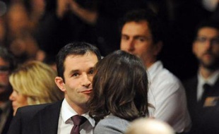 Incapables de convenir en congrès ce week-end d'une orientation et d'un leader, les ténors d'un PS "sérieusement malade" ont laissé aux militants le soin d'arbitrer par un vote un match qui opposera Ségolène Royal et Martine Aubry, avec Benoît Hamon en troisième postulant.