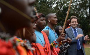 Le secrétaire d’État français au Commerce extérieur Matthias Fekl avec des danseurs traditionnels Maasai, le 10 juin 2015 à Nairobi