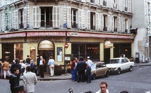 Des badauds le 11 août 1982 devant le restaurant Jo Goldenberg de la rue des Rosiers à Paris, pris pour cible d'un attentat deux jours plus tôt qui a fait six morts et 22 blessés