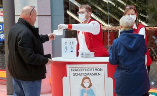 Distribution de masques dans un supermarché à Vienne, en Autriche, en avril 2020.