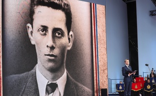 Emmanuel Macron pendant sa lecture de la lettre d'Henri Fertet, à Portsmouth (Royaume-Uni), le 5 juin 2019.