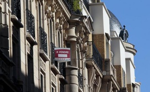 La baisse des prix des logements anciens à Paris s'est confirmée au quatrième trimestre 2012, avec un recul de 1,0% sur un an sous l'effet d'un important recul du volume des volume de vente d'appartements, selon la Chambre des notaires Paris-Ile-de-France.