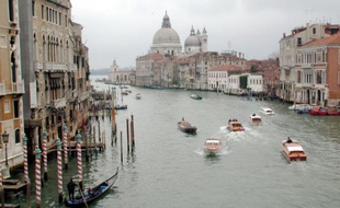 Vue du canal principal avec la basilique de Santa Maria della Salute au loin, à Venise, le 9 avril 2000