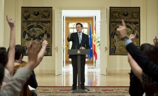 Le chef du gouvernement espagnol Mariano Rajoy s'est dit dimanche "très satisfait" de l'aide européenne accordée aux banques de son pays, un sauvetage de cent milliards d'euros au maximum qui laisse à l'Espagne un répit, mais place son économie sous étroite surveillance.
