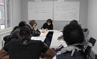 Lille, le 17 janvier 2014. Une association aide les jeunes migrants isols apprendre le franais.