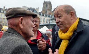 Jean-Yves Le Drian en campagne sur un marché le 24 octobre 2015 à Rennes