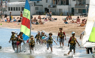 Des enfants participent à des activités sportives sur une des plages marseillaises.