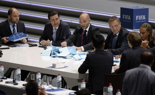 Le comité exécutif de la Fifa compte les voix lors de l'élection présidentielle du 29 mai 2015, à Zurich.