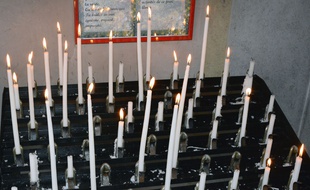 Des cierges dans une église (illustration)