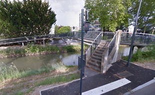 La macabre découverte a eu lieu à hauteur de la passerelle du boulevard de la Méditerranée.