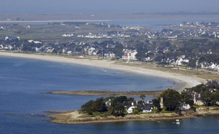 La loi Littoral a "incontestablement et heureusement freiné le +bétonnage+ de nos côtes", mais sa mise en oeuvre actuelle bloque le développement des territoires concernés, estime un rapport parlementaire présenté mercredi, qui appelle à redonner du pouvoir aux élus locaux.