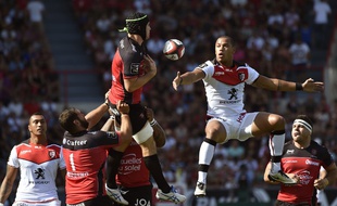 Le Toulousain Gaël Fickou (à droite) à la lutte avec le Toulonnais Liam Gill, lors du match de Top 14 au stade Ernest-Wallon de Toulouse, le 11 septembre 2016.