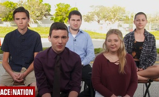 David Hogg (tout à gauche), Emma Gonzales à droite) et trois élèves rescapés de la tuerie du lycée Marjory Stoneman Douglas, sur CBS, le 18 février 2018.