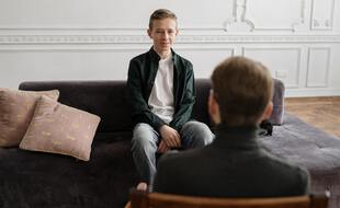 Si les jeunes consultent plus de psychologues que leurs aînés, en parlent-ils davantage pour autant ?